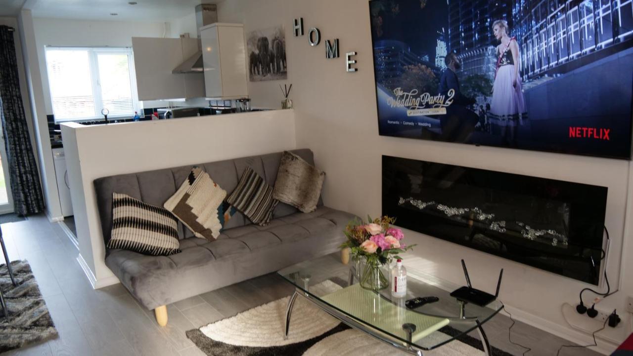 Milton Keynes Luxury Short Stay House With Wifi And Free Parking Wolverton  Extérieur photo