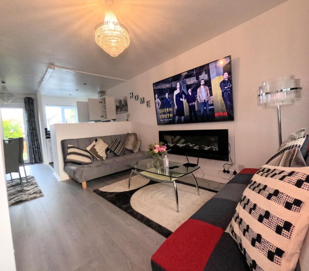 Milton Keynes Luxury Short Stay House With Wifi And Free Parking Wolverton  Extérieur photo