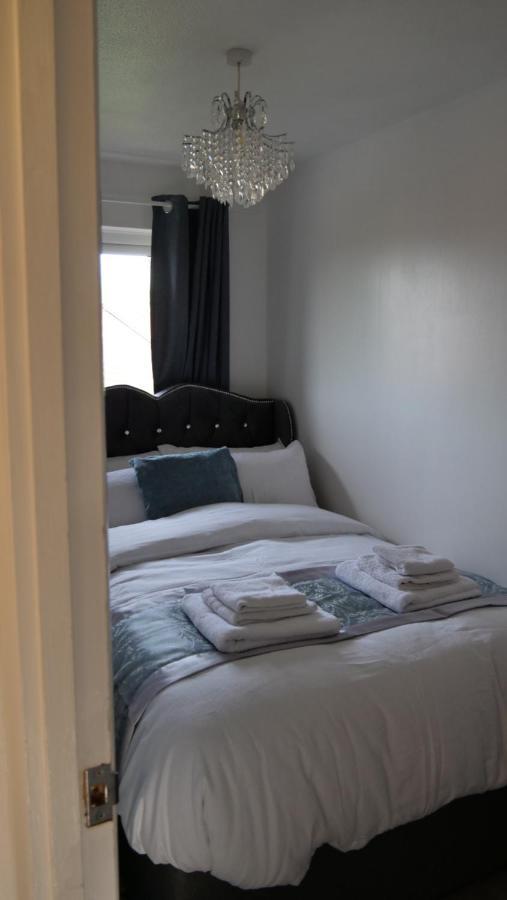 Milton Keynes Luxury Short Stay House With Wifi And Free Parking Wolverton  Extérieur photo