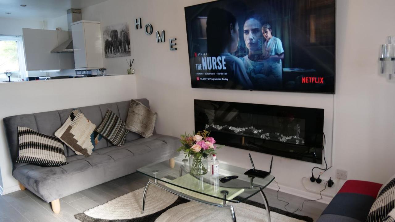 Milton Keynes Luxury Short Stay House With Wifi And Free Parking Wolverton  Extérieur photo