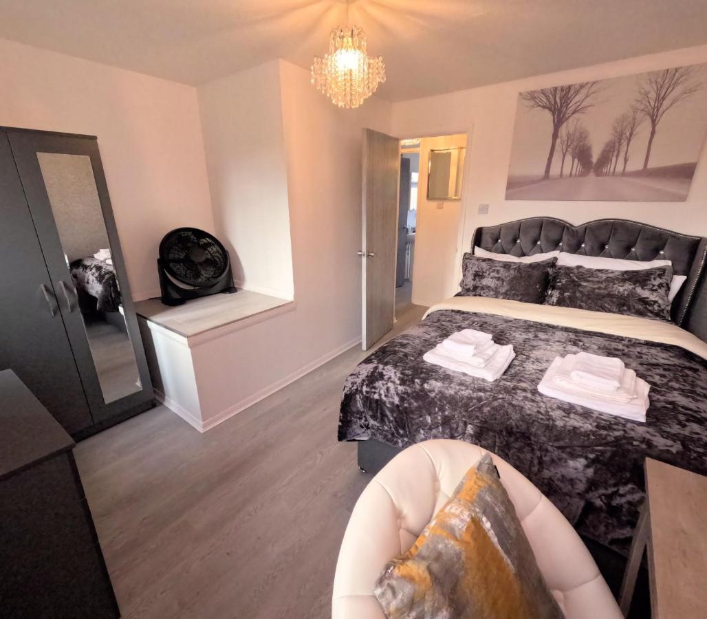 Milton Keynes Luxury Short Stay House With Wifi And Free Parking Wolverton  Extérieur photo