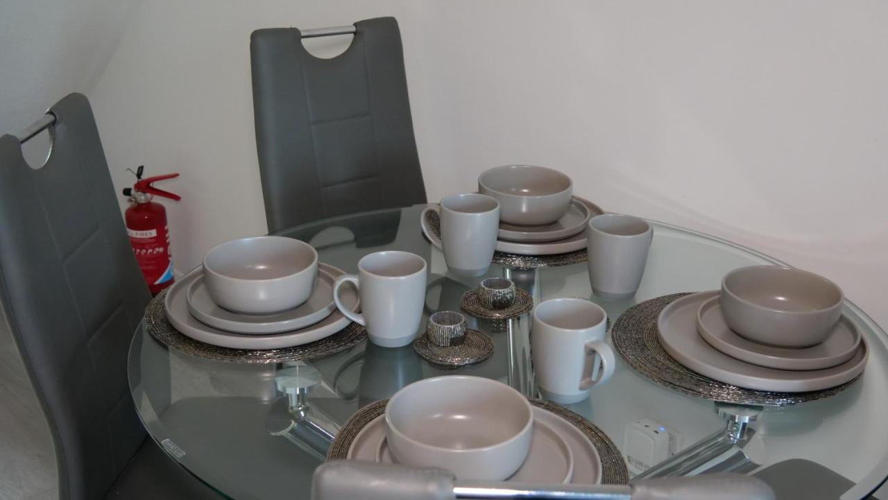 Milton Keynes Luxury Short Stay House With Wifi And Free Parking Wolverton  Extérieur photo