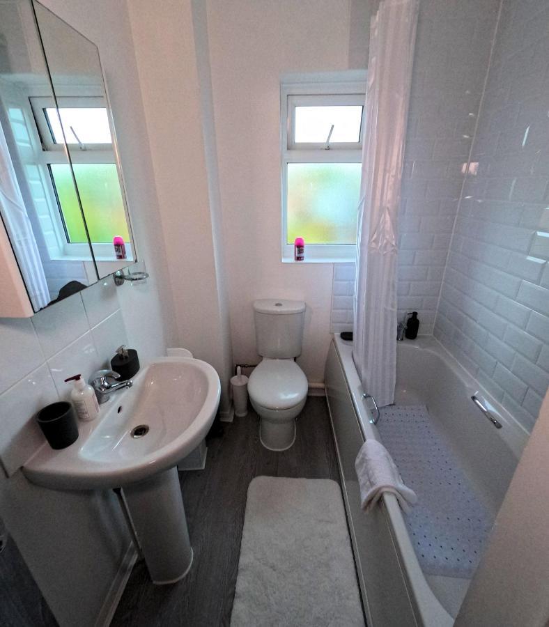 Milton Keynes Luxury Short Stay House With Wifi And Free Parking Wolverton  Extérieur photo
