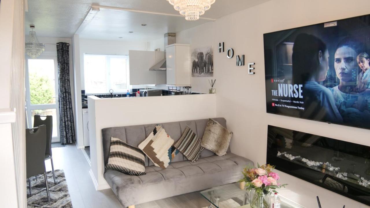Milton Keynes Luxury Short Stay House With Wifi And Free Parking Wolverton  Extérieur photo