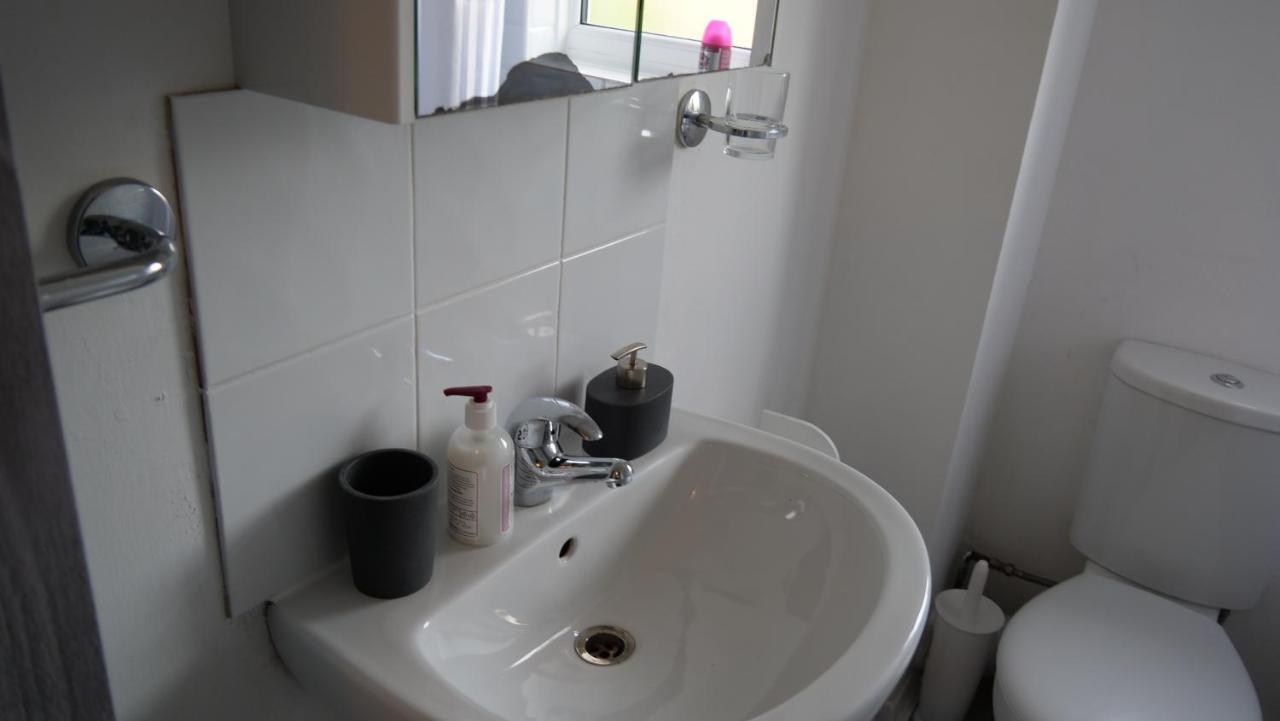 Milton Keynes Luxury Short Stay House With Wifi And Free Parking Wolverton  Extérieur photo