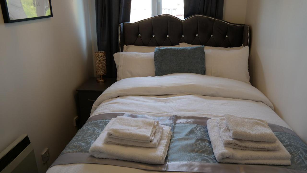 Milton Keynes Luxury Short Stay House With Wifi And Free Parking Wolverton  Extérieur photo